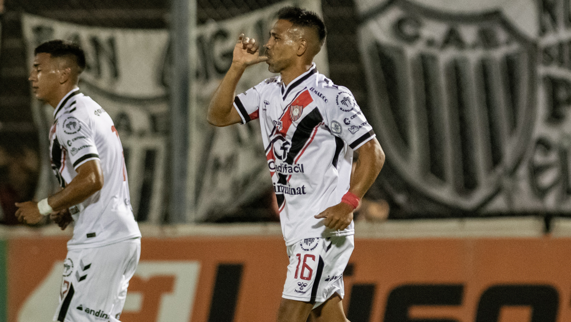 EN VIVO: Hernán Rivero rescata a Chacarita con un gol agónico ante Mitre (SE)