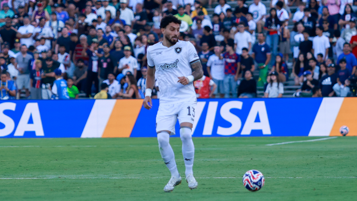 Botafogo logra igualar sobre la hora gracias a un penal de Alex Telles