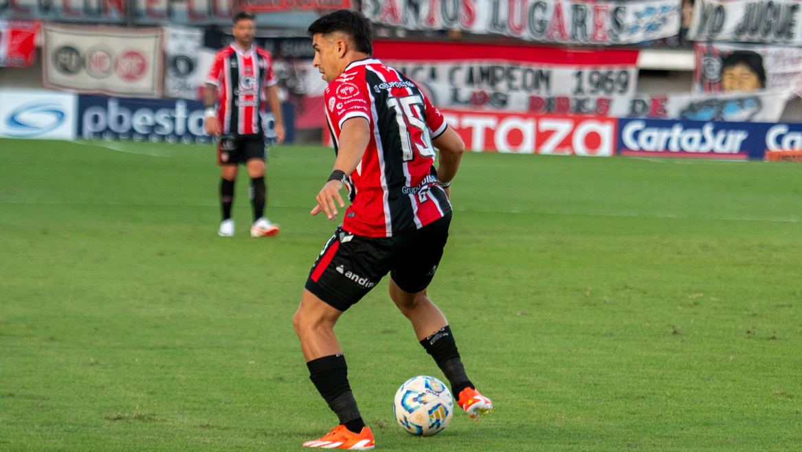 Con dos goles al hilo, Chacarita gana a Talleres (RE)