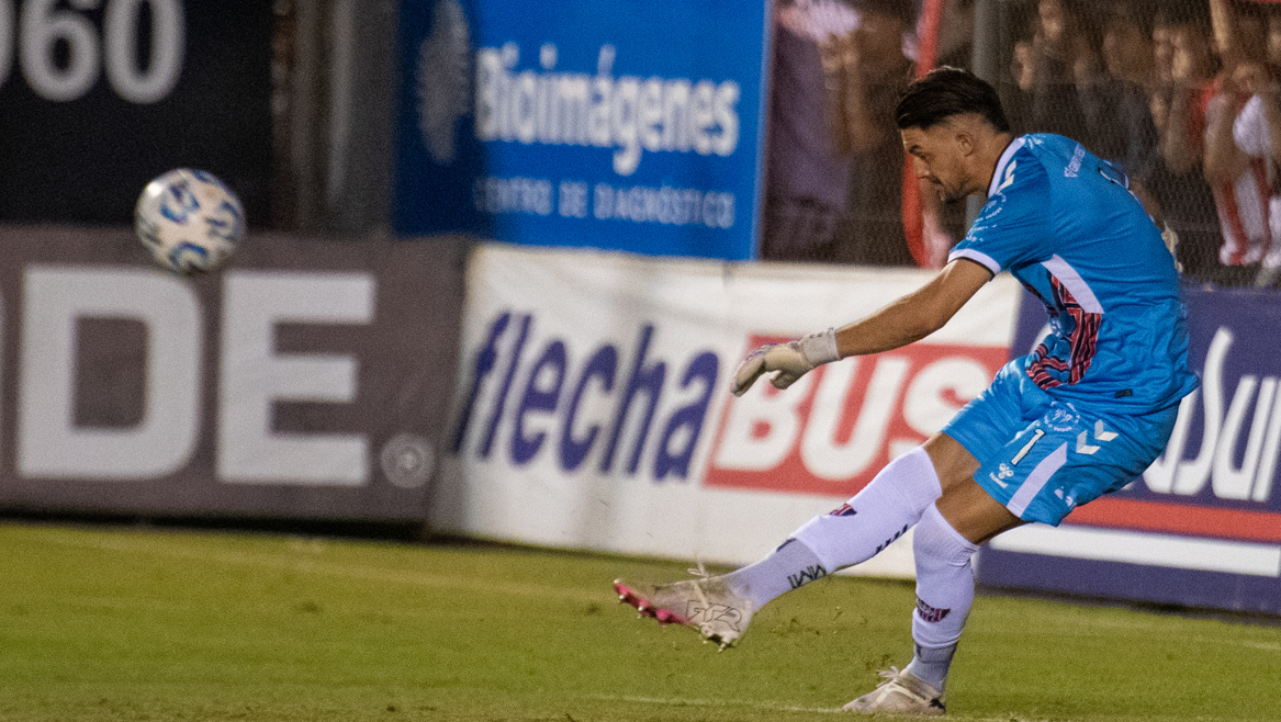 Chacarita supera por 2-1 a Talleres (RE) tras dar vuelta el partido