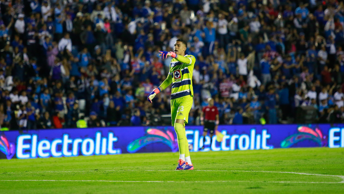 Chivas y Cruz Azul chocan en busca de la victoria y el liderato